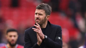 قرار حاسم.. مانشستر يونايتد يحدد مصير مايكل كاريك